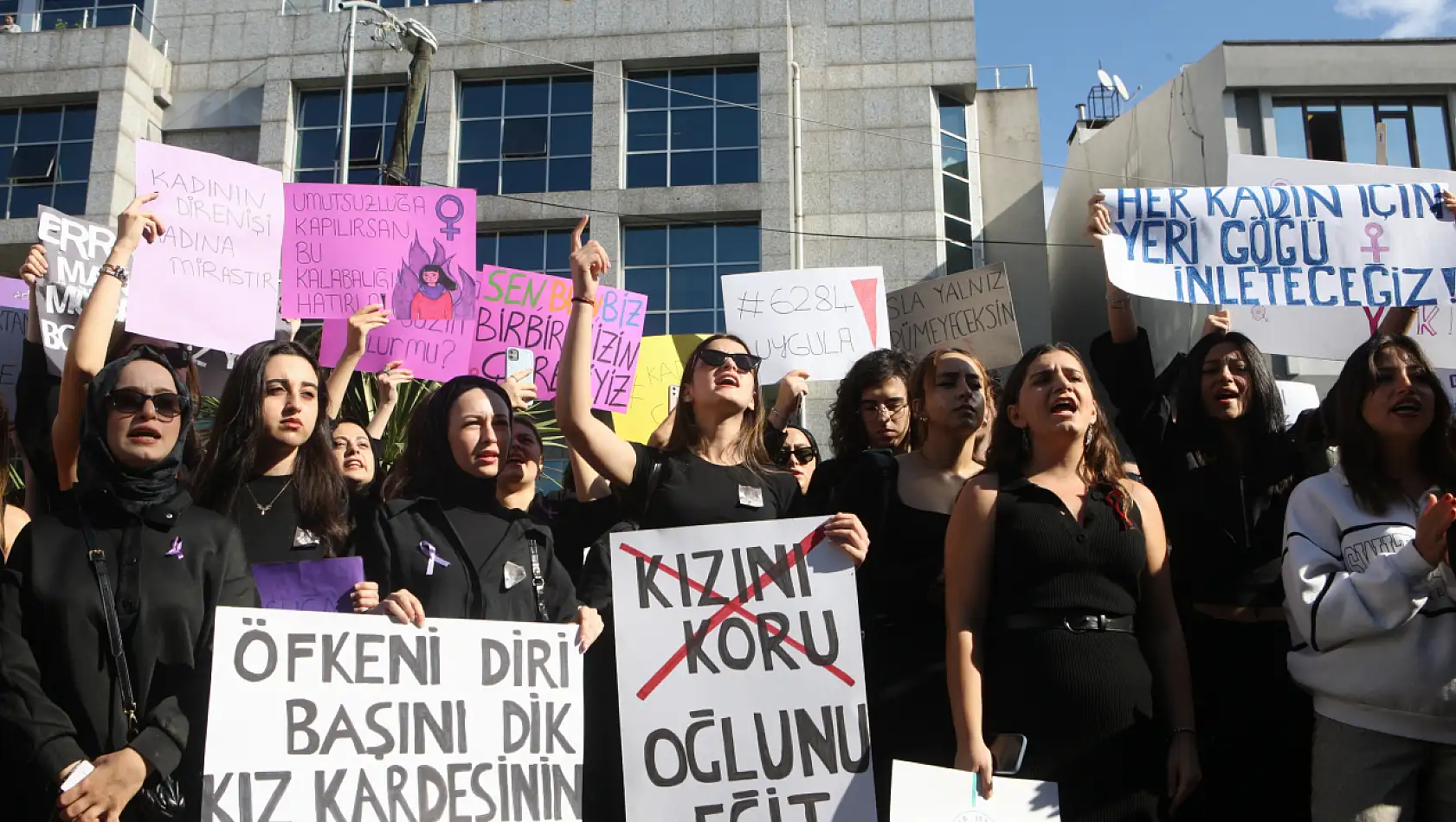 Üsküdar Üniversitesi şiddete karşı yürüdü!