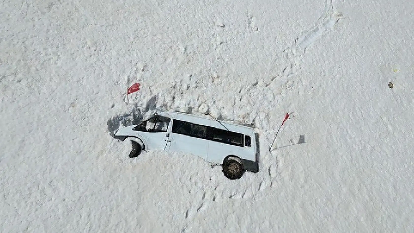 Van’da çığ altında kalan minibüs, 5 ay sonra ortaya çıktı