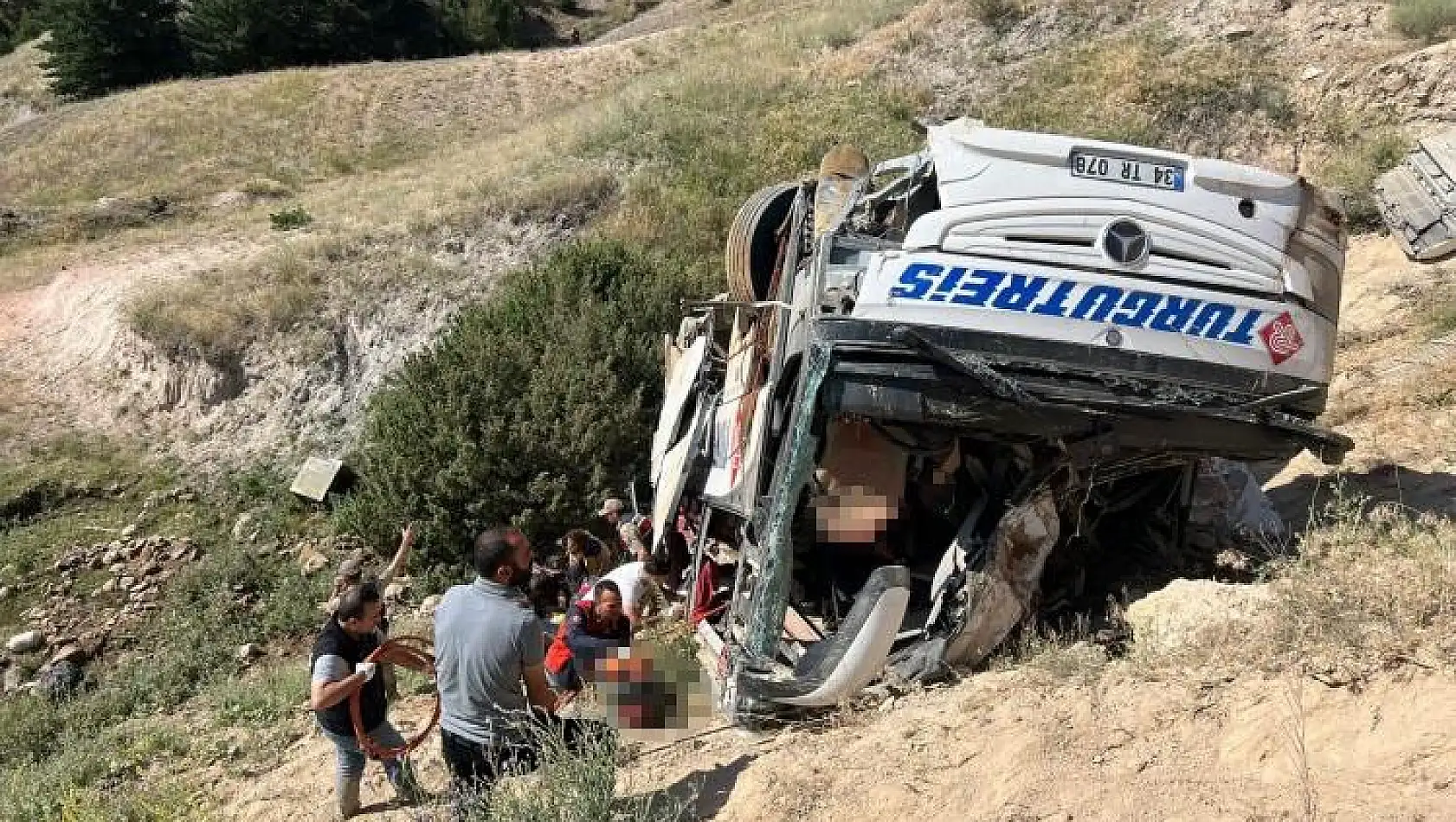 Yolcu otobüsü viyadükten düştü: Ölü ve yaralılar var