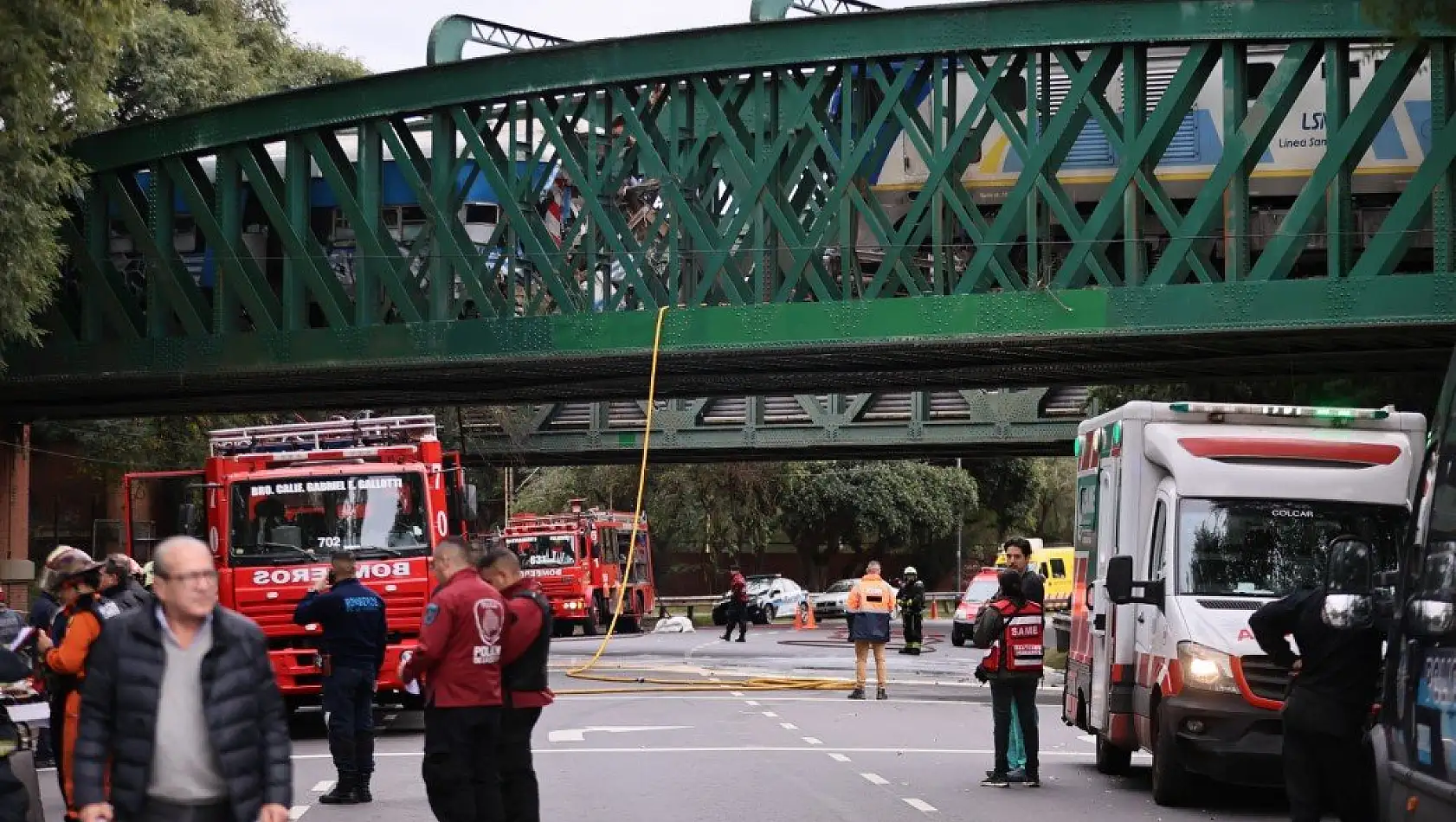 Yolcu treni boş trene çarptı: 90 yaralı