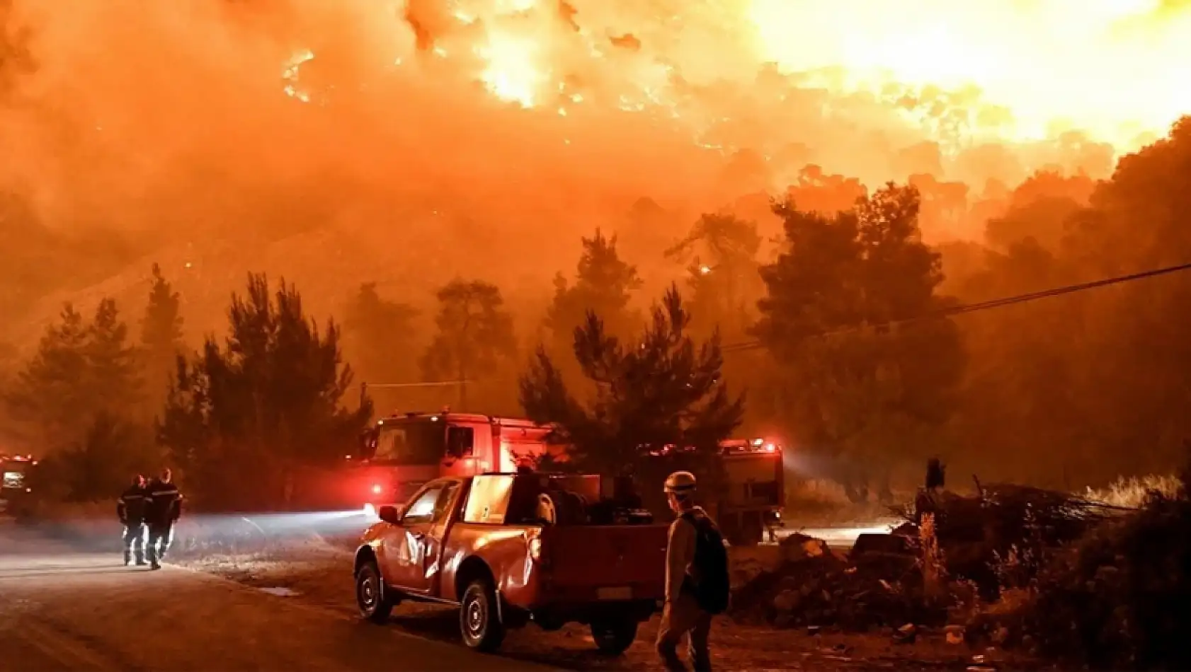 Yunanistan'da güçlü rüzgar yangını körüklüyor