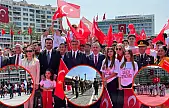İzmir'de 19 Mayıs coşkusu Cumhuriyet Meydanı'nı sardı