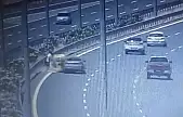 İzmir'de taksiye çarpan araç yolcuyu hayattan kopardı: Kaza kamerada