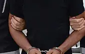 Kesinleşmiş cezasıyla aranıyordu! İzmir'de suç makinesi yakalandı