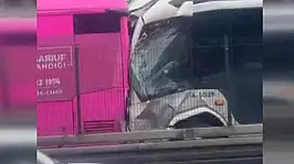 Son dakika! İstanbul'da iki metrobüs çarpıştı!