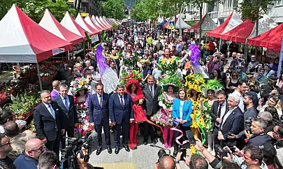 Bayındır'da çiçek festivali coşkusu Başkan Tugay'la taçlandı