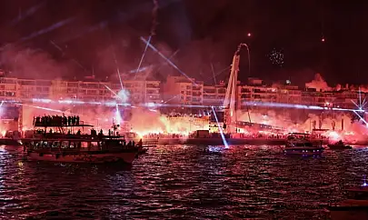 Göztepe'den 100. yıl coşkusu: Meşaleler geceyi aydınlattı