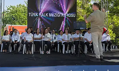 İzmir'de 'Çarşamba Eğlencesi' gönülleri fethetti