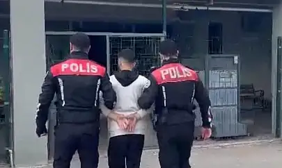 İzmir'de film gibi operasyon! Aranan kişi sokakta yakalandı