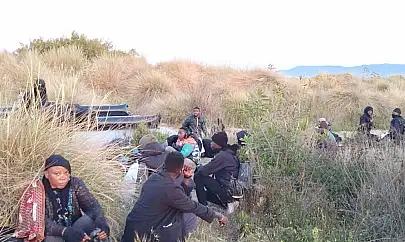 İzmir'de Sahil Güvenlik'ten kaçış yok: İHA tespit etti, kara ekipleri yakaladı!