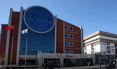 Karabağlar Belediyesi'nde maaş krizi: İşçiler grevde