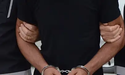 Kesinleşmiş cezasıyla aranıyordu! İzmir'de suç makinesi yakalandı