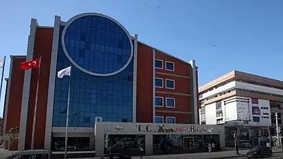 Karabağlar Belediyesi'nde maaş krizi: İşçiler grevde