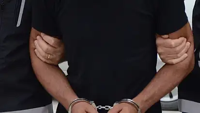 Kesinleşmiş cezasıyla aranıyordu! İzmir'de suç makinesi yakalandı