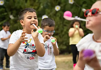 Bornova'da Anneler Günü'ne miniklerden sevgili sürprizler