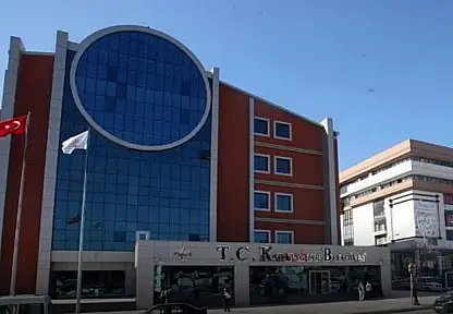 Karabağlar Belediyesi'nde maaş krizi: İşçiler grevde