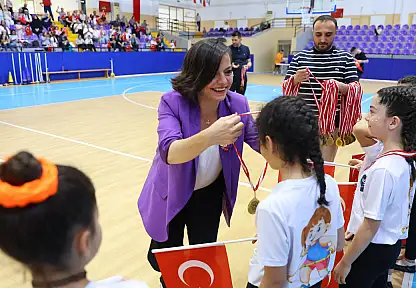 Karabağlar'da 19 Mayıs Spor Şenliği coşkusu: 300 genç sporcu sahada