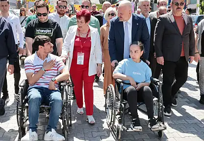 Menemen engelleri sevgiyle aşıyor