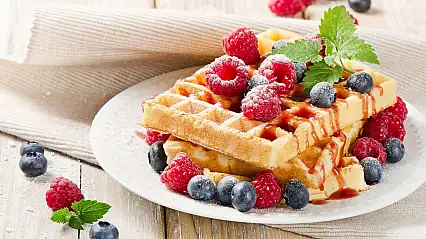 Çikolata ve meyveyle lezzetlenen pratik waffle tarifi!