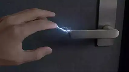 Kapı kolu, araba, halı... Dokununca elektrik çarpmasının asıl nedeni ortaya çıktı!