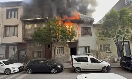 Görev başında ölümle burun buruna! Yangında itfaiyecilerin üzerine duvar çöktü