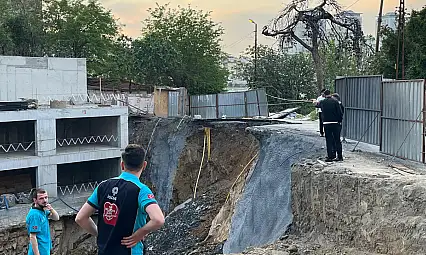 İnşaat çalışması sırasında yol çöktü