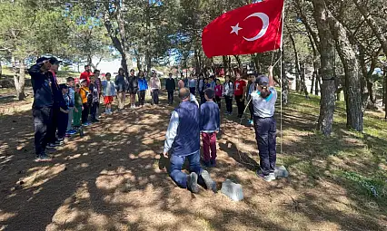 İzmir'in bu ilçesinde gençler doğayla iç içe eğitim alıyor: Çadır kuruyor, yön buluyorlar!