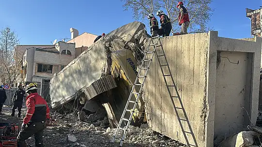 Operatör yıktığı binanın altında kaldı: Kurtarma çalışmaları sonuç vermedi