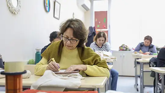 Buca Belediyesi'nin Aziz Nesin Eğitim Merkezi hem velilerden hem kursiyerlerden tam not aldı