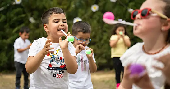Bornova'da Anneler Günü'ne miniklerden sevgili sürprizler