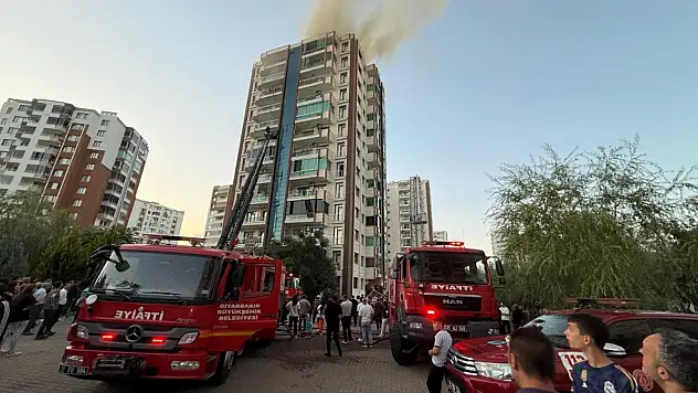13 katlı binada yangın! Alevlerin ortasında kaldılar