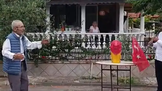 84 yaşındaki Ahmet dede şampiyonluğu davulla kutladı!