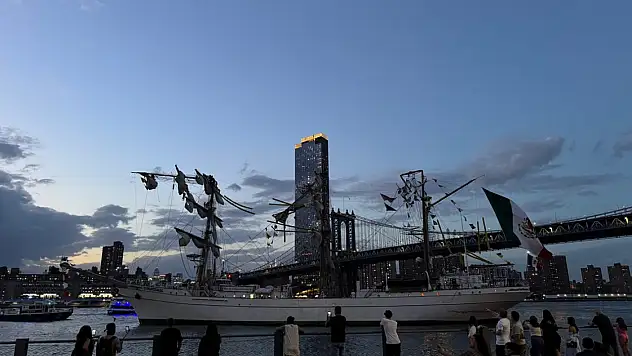 ABD'de bir gemi Brooklyn Köprüsü'ne çarptı! Ölü ve yaralılar var