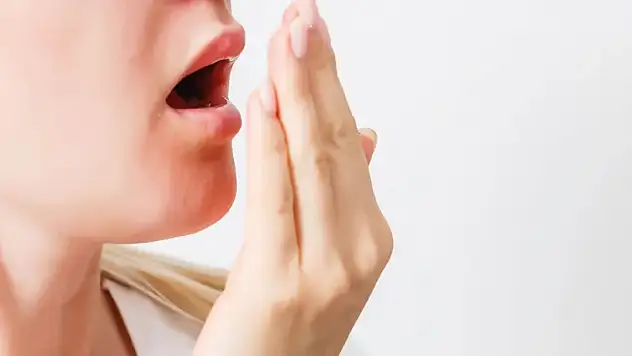 Ağız kokusu probleminize son! Evde kolayca uygulanabilir 7 yöntem