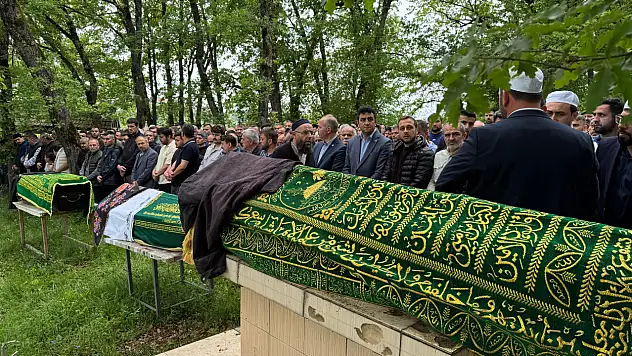 Aile içi cinayette hayatını kaybeden 3 kişi toprağa verildi