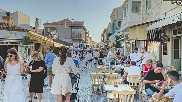 Alaçatı'da geceleri uyutmayan sokak: Buraya giren zamanı unutuyor!