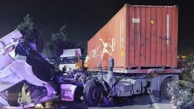 Aliağa'da konteyner yüklü tır bariyerlere çarptı: Trafik kilitlendi