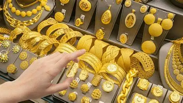 Altın fiyatları rekor kırdı: Yatırımcılar ne yapmalı?