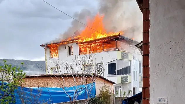 Amasya'da köyde çıkan yangın korkuttu: Çatı katı küle döndü