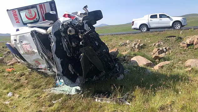 Ambulans şarampole uçtu: Ölü ve yaralılar var