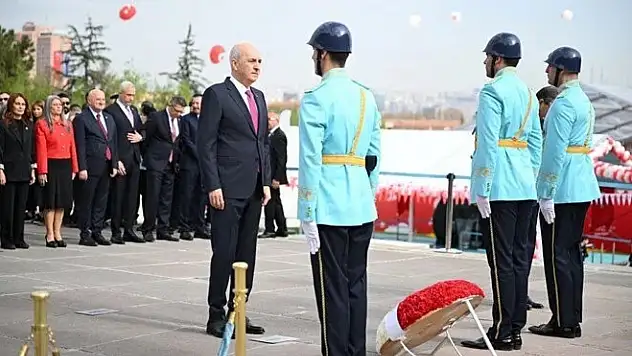 Anıtkabir'de 23 Nisan mesajı: Meclis heyeti Atatürk'ün huzurunda