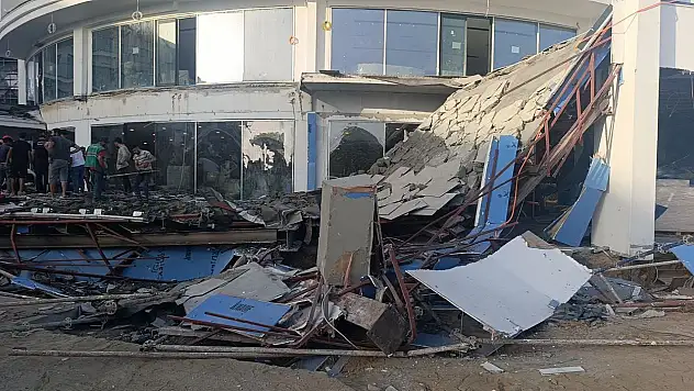 Antalya'da otel inşaatında balkon göçtü!