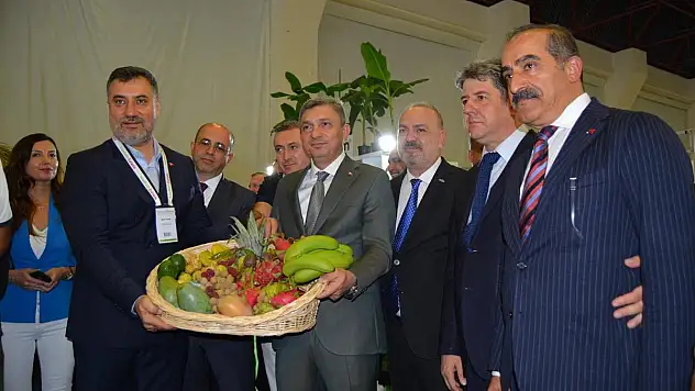 Avrupalı yaş meyve sebze almaya geldi