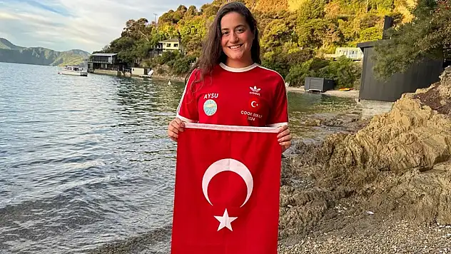 Aysu Türkoğlu Ka'iwi Kanalı'nı yüzerek tarihe geçti!