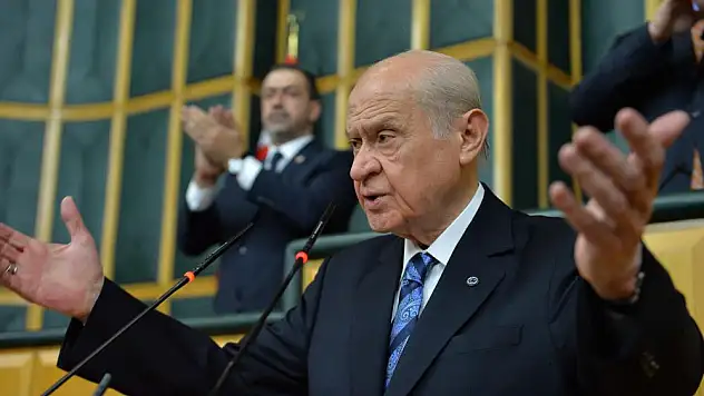 Bahçeli: Saçlarına dolardan bukleler yapan şaibeli soytarılar milletimizde haklı bir öfkeye neden olmaktadır