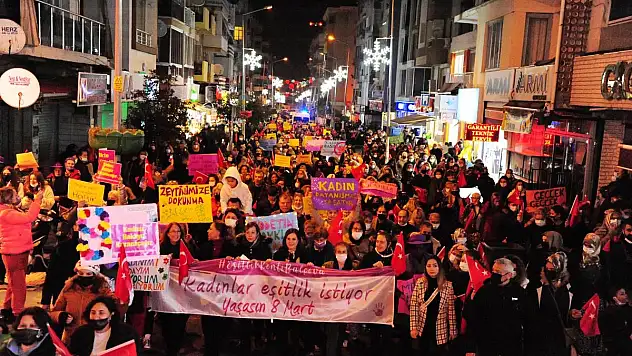 Balçovalı kadınlardan 8 Mart gece yürüyüşü