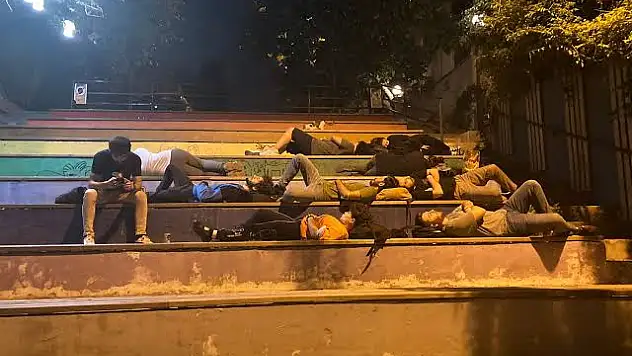 Barınamayan öğrencilerin geleceği yok oluyor