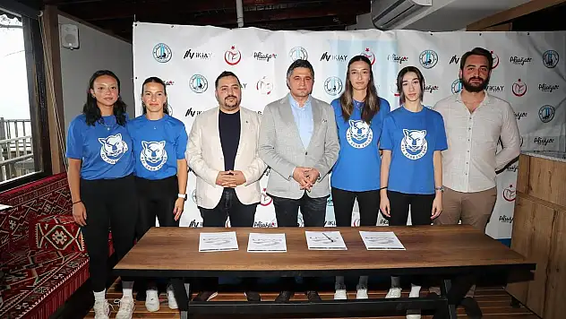 Başkan Acar, Aliağa'nın kadın voleybolcularıyla bir araya geldi