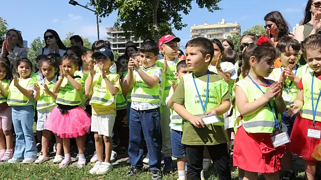 Bayraklı'da çocukların çizgileriyle kutlama
