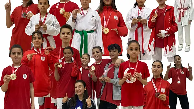 Bayraklı'nın karate yıldızları 23 Nisan şampiyonasına damga vurdu